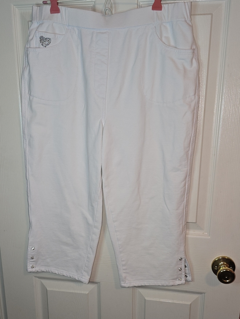 Quacker Factory White Capri Pants with Stud & Heart Detail